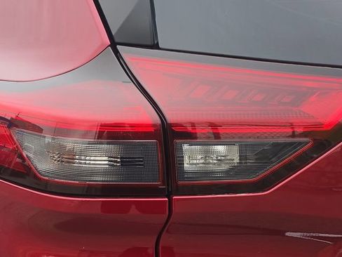 Used 2023 Nissan Rogue S image 9