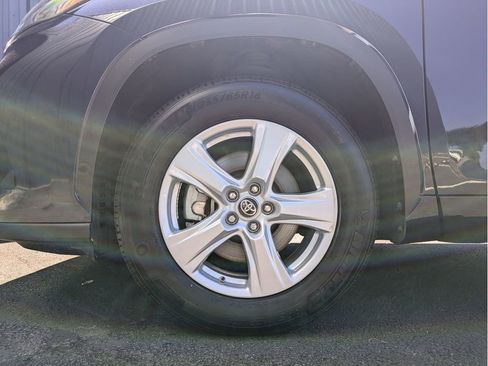 Used 2025 Toyota Highlander LE FWD image 28