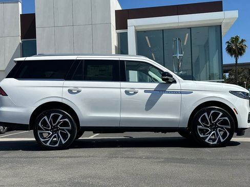 New 2026 Lincoln Navigator Reserve AWD/4WD image 2