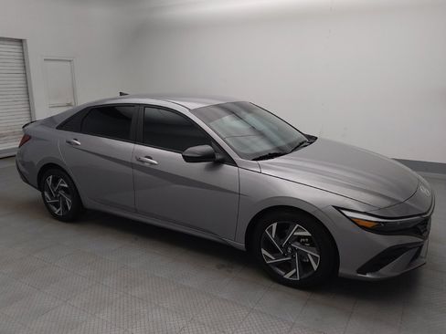 Used 2025 Hyundai Elantra Sport FWD image 11