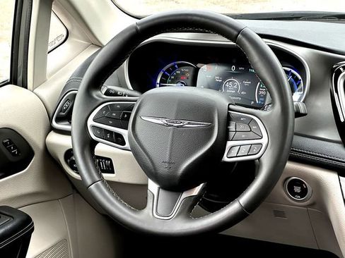 Used 2022 Chrysler Pacifica Touring-L w/ Uconnect Theater Family Group image 31