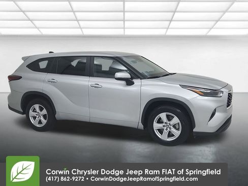 Used 2024 Toyota Highlander LE image 1