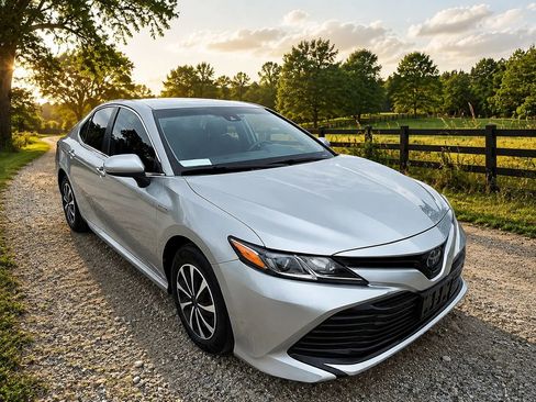 Used 2020 Toyota Camry LE w/ Carpet Mat Package FWD image 1