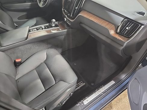 Used 2022 Volvo XC60 B5 Momentum image 20