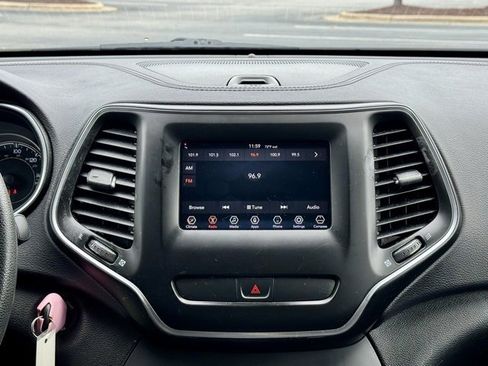 Used 2019 Jeep Cherokee Latitude w/ Popular Appearance Group image 22