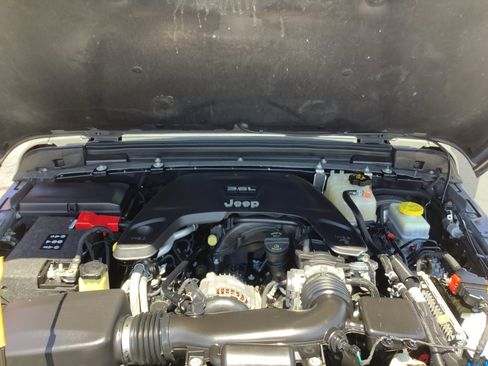 Used 2018 Jeep Wrangler Unlimited Sahara image 13