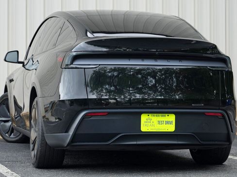 Used 2026 Tesla Model Y 2WD image 6