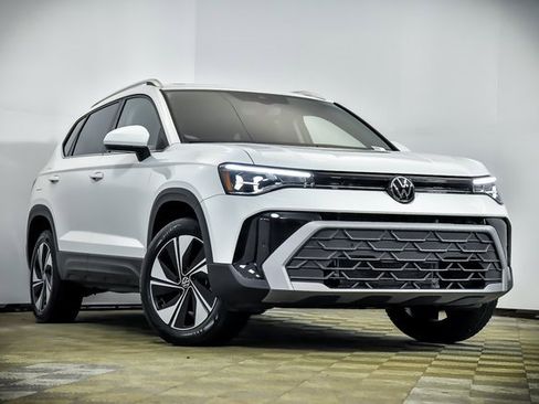 Certified 2025 Volkswagen Taos SE w/ Panoramic Sunroof Package image 1