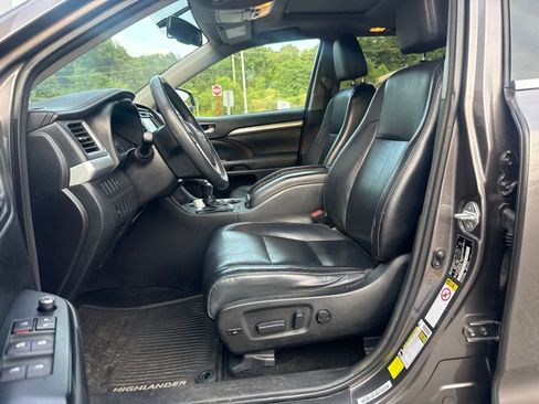 Used 2016 Toyota Highlander XLE AWD/4WD image 14