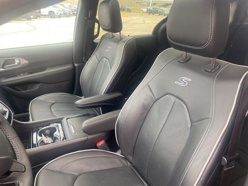 Used 2025 Chrysler Pacifica Limited image 12