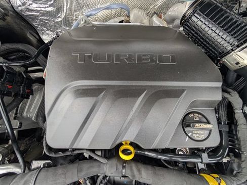 Used 2025 Chevrolet Trax LT FWD image 29