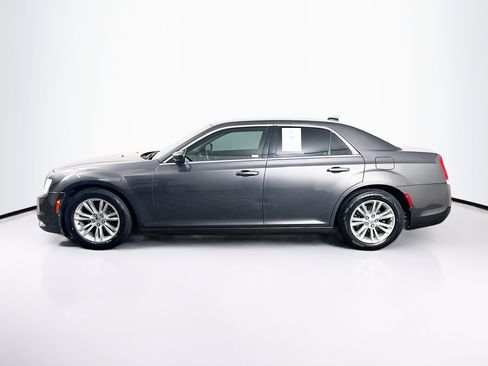 Used 2018 Chrysler 300 Touring L image 4