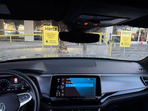 Used 2025 Volkswagen Atlas Cross Sport SE image 32