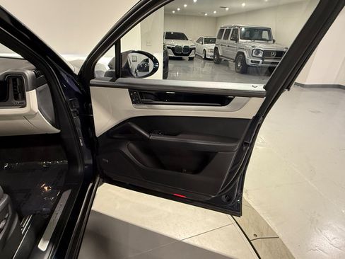 Used 2024 Porsche Cayenne AWD/4WD image 34