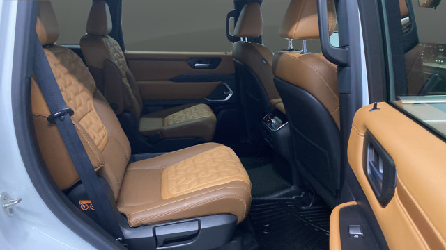 Used 2025 Nissan Armada Platinum Reserve AWD/4WD image 25