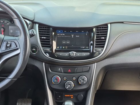 Used 2018 Chevrolet Trax LT w/ LT Convenience Package FWD image 27