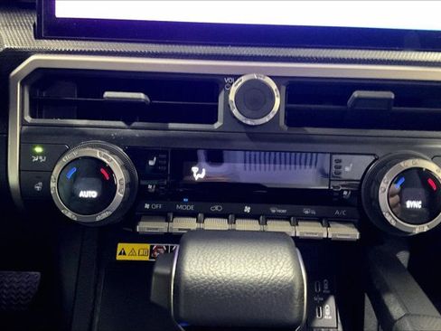 Used 2025 Toyota 4Runner Limited AWD/4WD image 32