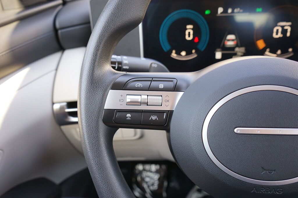 Used 2025 Hyundai Tucson SE FWD image 30