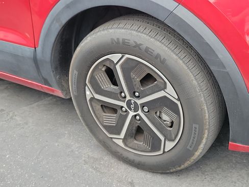 Used 2023 Kia Niro LX FWD image 3