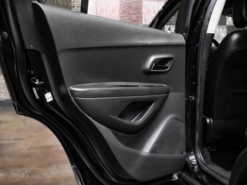 Used 2022 Chevrolet Trax LT w/ LT Convenience Package image 35