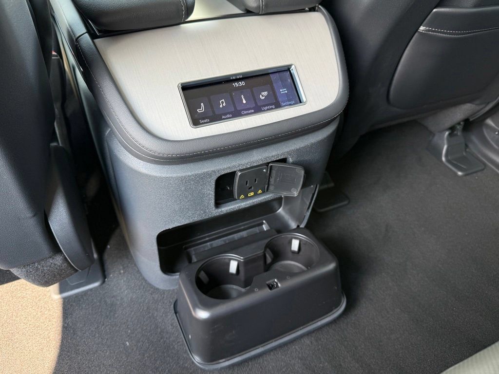 New 2027 Lincoln Navigator Premiere AWD/4WD image 12