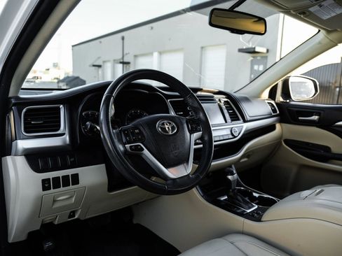 Used 2015 Toyota Highlander XLE FWD image 3