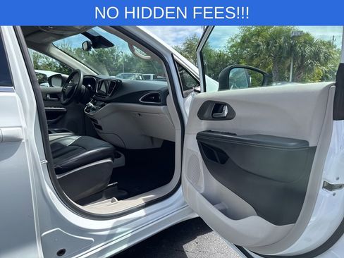Used 2023 Chrysler Pacifica Touring-L FWD image 12