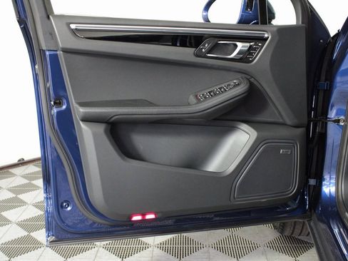 Used 2025 Porsche Macan image 16
