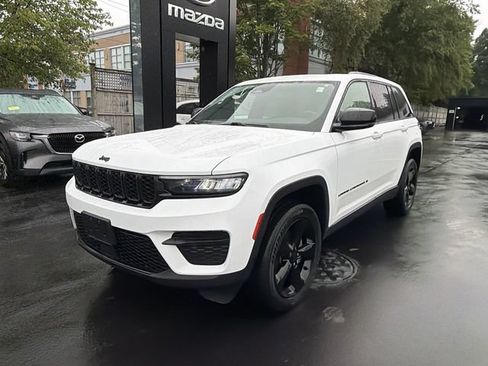 Used 2022 Jeep Grand Cherokee Altitude AWD/4WD image 4