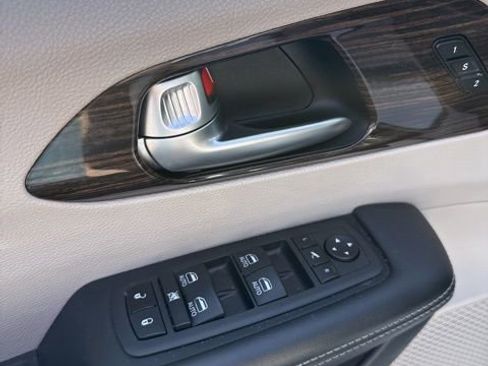 Used 2023 Chrysler Pacifica Limited FWD image 15