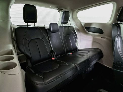 Used 2024 Chrysler Pacifica Touring-L FWD image 26