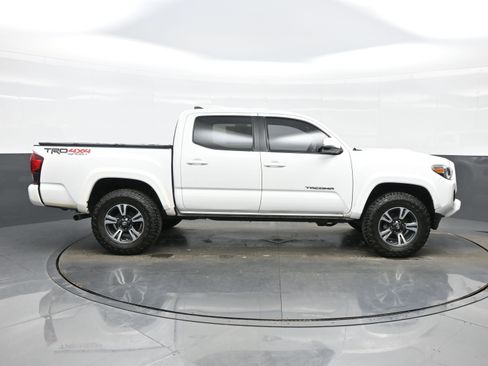 Used 2018 Toyota Tacoma TRD Sport image 7