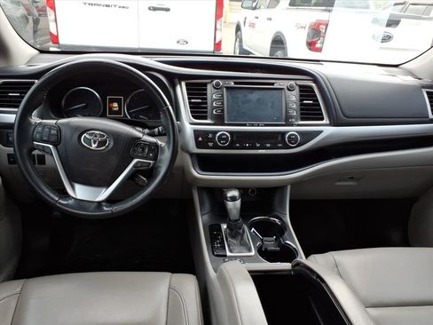 Used 2017 Toyota Highlander XLE image 14