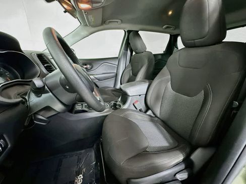 Used 2019 Jeep Cherokee Latitude w/ Popular Appearance Group FWD image 11
