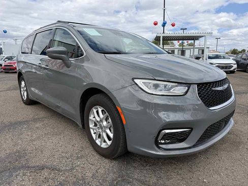 Used 2022 Chrysler Pacifica Touring-L image 3