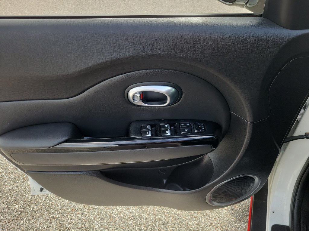 Used 2018 Kia Soul ! FWD image 12