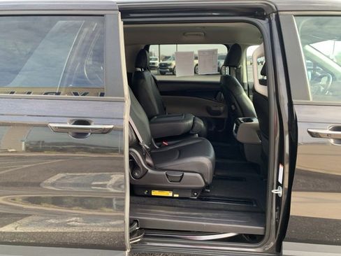 Used 2025 Kia Carnival image 17