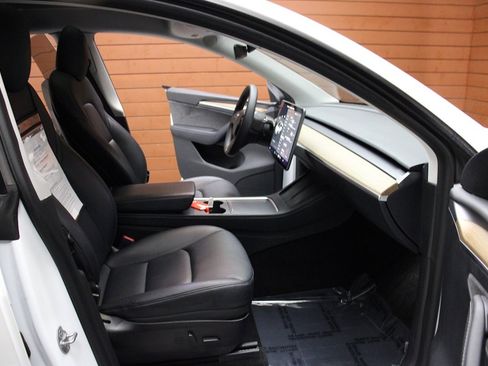 Used 2022 Tesla Model Y Long Range image 21