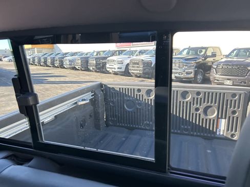 Used 2024 Nissan Frontier SL image 27