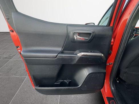 Used 2016 Toyota Tacoma TRD Sport image 36