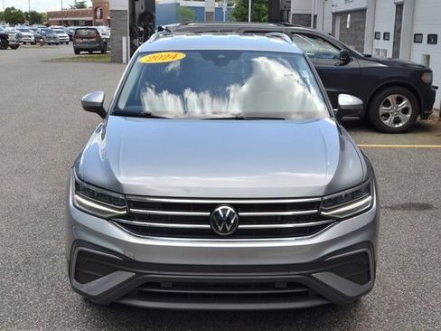 Used 2024 Volkswagen Tiguan SE AWD/4WD image 3
