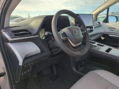Used 2026 Toyota Sienna XLE image 11