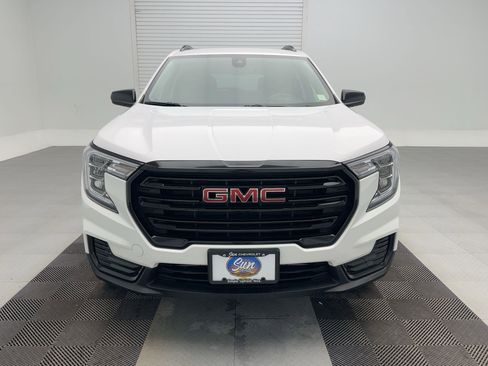Used 2024 GMC Terrain SLE w/ Driver Convenience Package image 6