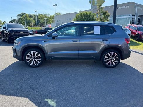 Used 2022 Volkswagen Taos SE FWD image 6