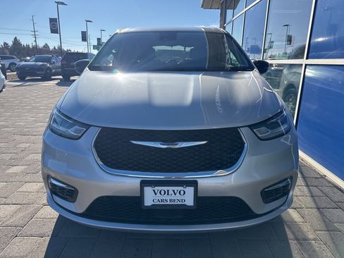 Used 2024 Chrysler Pacifica Touring-L image 2