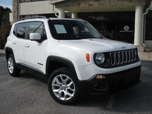 Used 2017 Jeep Renegade Latitude w/ Cold Weather Group AWD/4WD image 2
