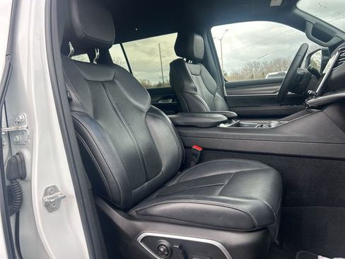 Used 2024 Jeep Wagoneer L Series III w/ Flexible Seating Group image 10