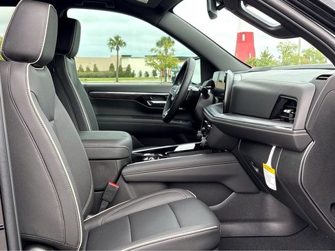 New 2025 Chevrolet Suburban Premier RWD image 9