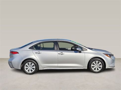 Used 2022 Toyota Corolla LE image 2