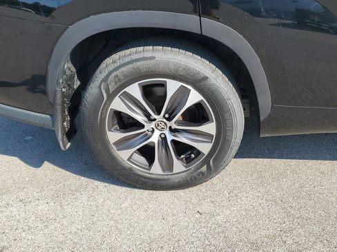 Used 2020 Toyota Highlander XLE AWD/4WD image 5